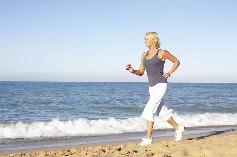 Eine alte Frau, die joggt, um Gewicht zu verlieren und eine gute Herzfunktion zu erhalten