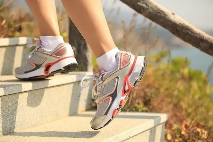 Treppensteigen ist eine Möglichkeit, die Beinmuskulatur zu stärken und Gewicht zu verlieren