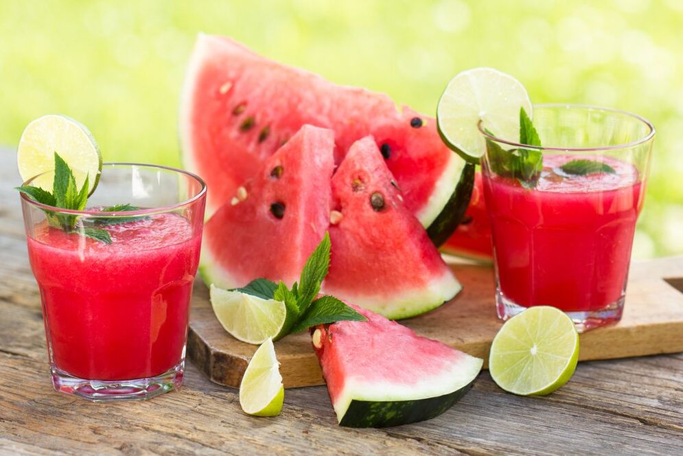 Wassermelone und frische Scheiben im Wassermelonen-Diät-Menü