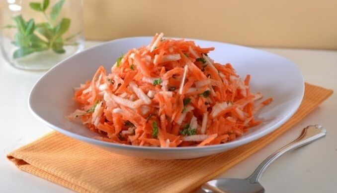 Diätetischer Salat aus Karotten und Äpfeln versorgt den Körper einer abnehmenden Person mit Vitaminen